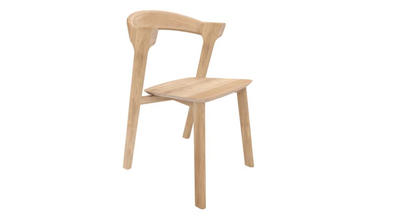 Bild eines lackierten Ethnicraft Bok Stuhls aus Eiche ohne Armlehne. Holzstuhl für Esszimmer.